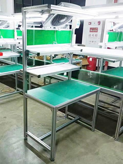 Bàn thao tác nhôm định hình tích hợp đèn LED, kệ nghiêng và ổ cắm công nghiệp