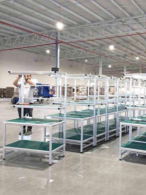 Khung bàn thao tác nhôm định hình lắp ghép bằng ke góc và bulong, chưa gắn mặt bàn