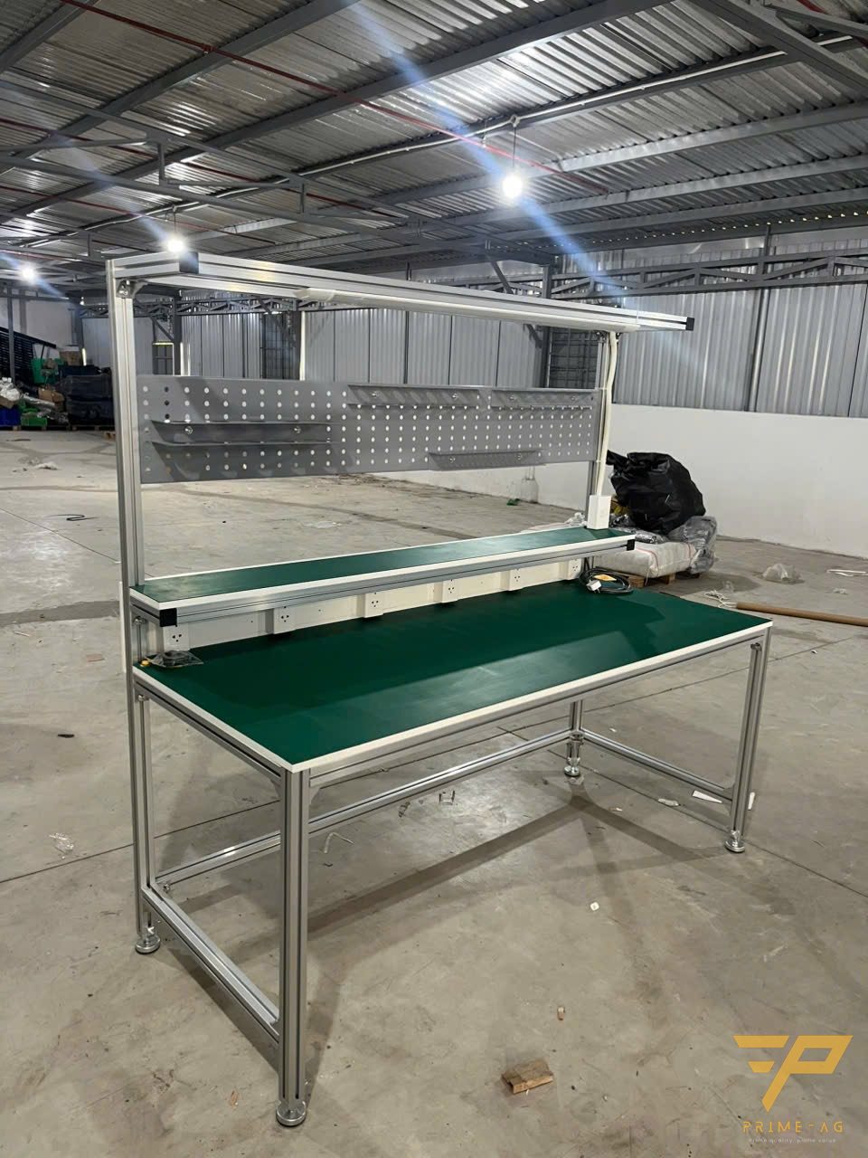 Bàn thao tác nhôm định hình có kệ tầng trên