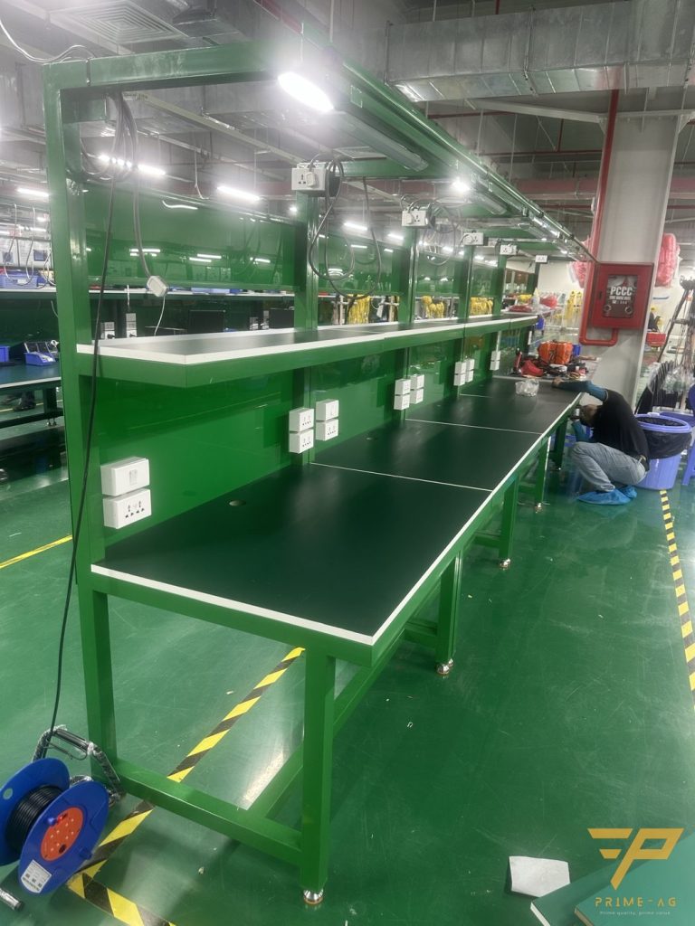 Dãy bàn thao tác có đèn LED và ổ cắm trên chuyền lắp ráp