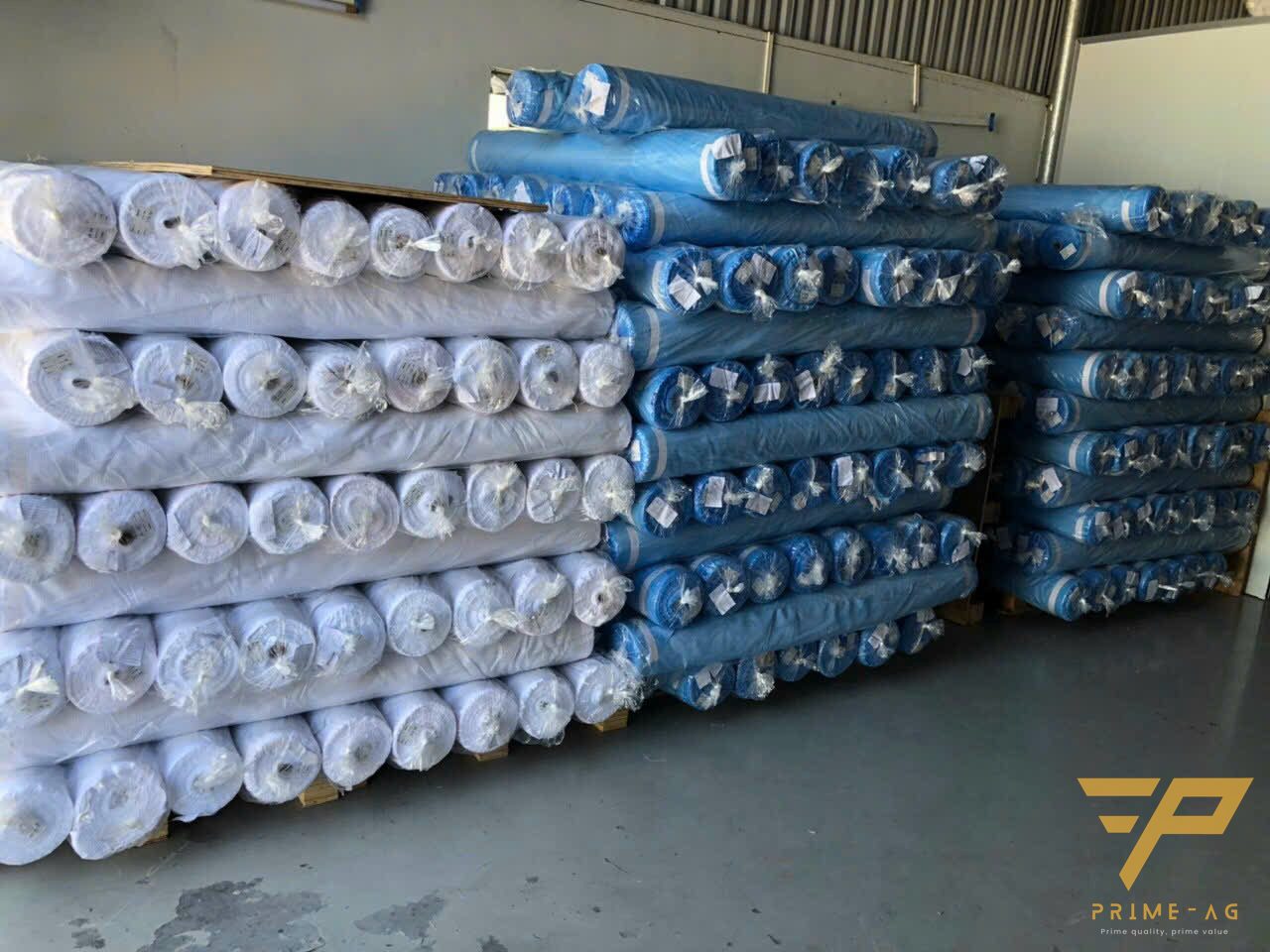 Các cây vải chống tĩnh điện xếp chồng trong kho