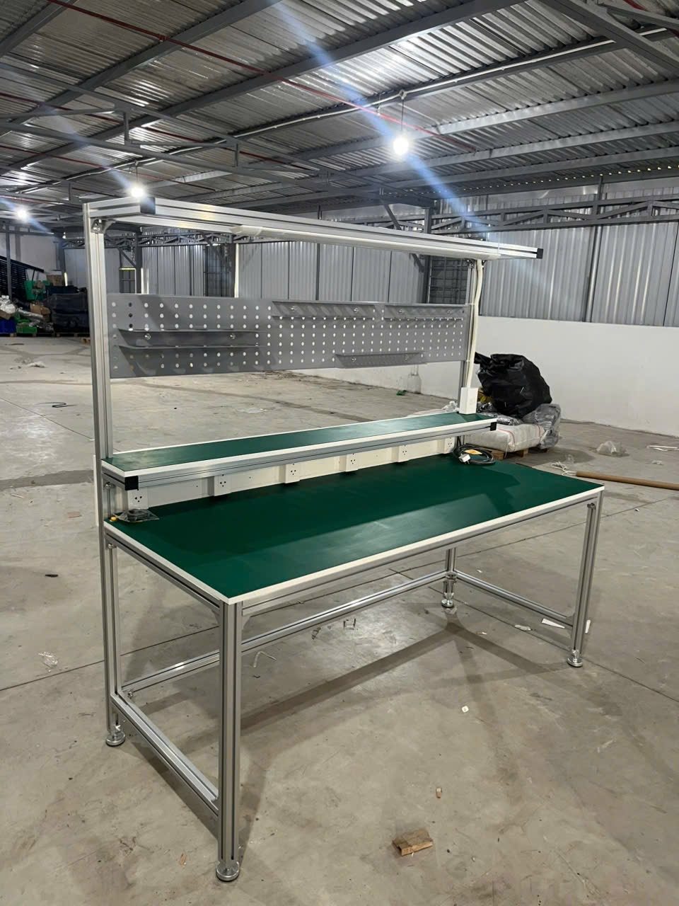 Bàn thao tác nhôm định hình mặt ESD có vách treo dụng cụ