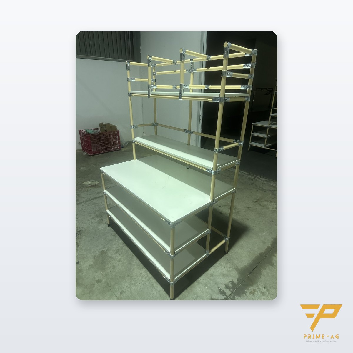 Bàn thao tác ống thép bọc nhựa mặt trắng, 2 tầng kệ dưới, kệ tầng trên – PRIMEAG