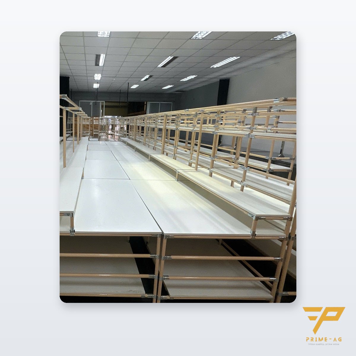 Dãy bàn thao tác ống thép bọc nhựa mặt trắng tại xưởng khách hàng – PRIMEAG