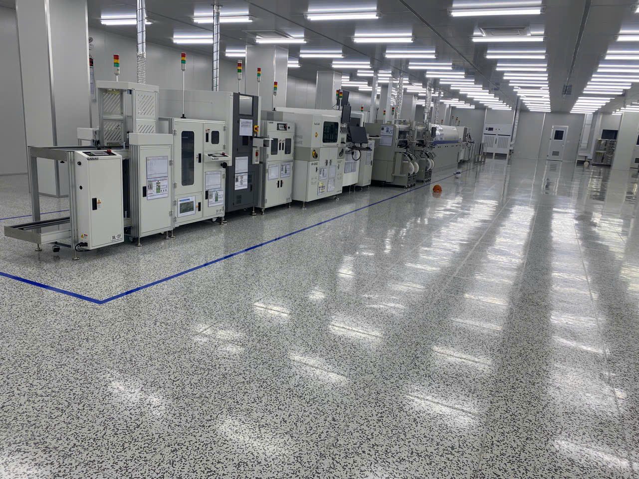 Chuyền SMT trên sàn epoxy chống tĩnh điện, vạch băng keo phân khu EPA