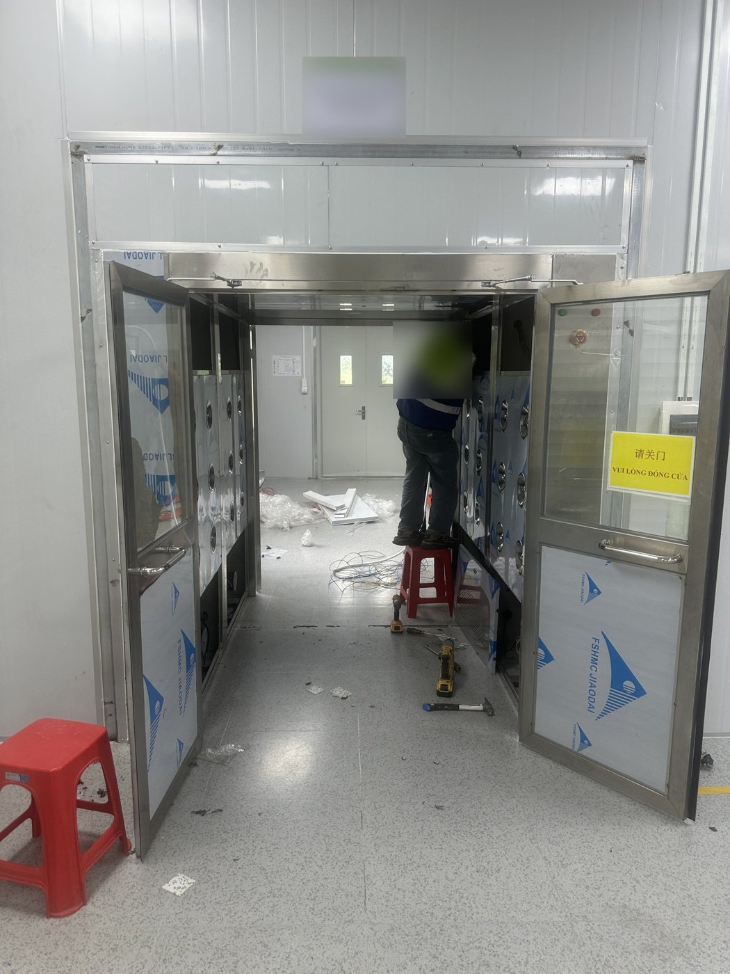 Lắp đặt buồng thổi khí Air Shower tại cửa xưởng