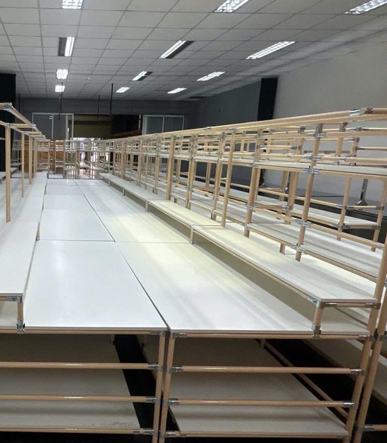 Dãy bàn thao tác ống thép bọc nhựa mặt trắng cho kho trung chuyển thương mại điện tử – PRIMEAG