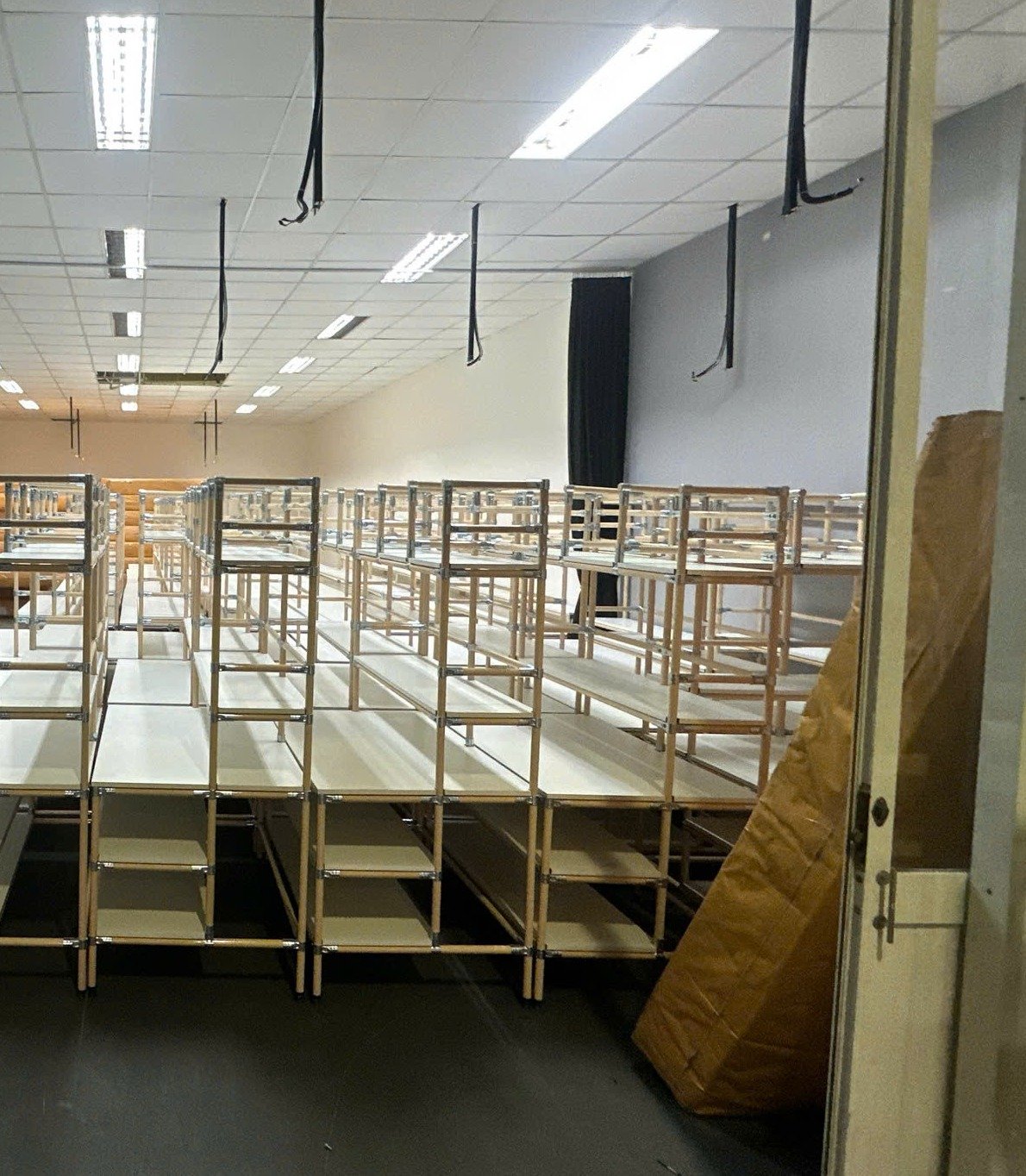 Bàn thao tác cho kho trung chuyển thương mại điện tử