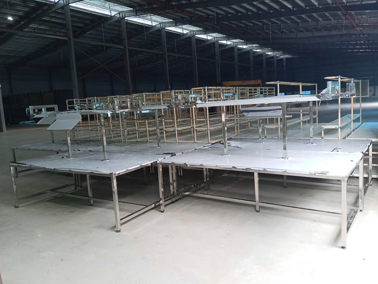 Trọn bộ bàn thao tác, bàn inox và xe đẩy cho kho thương mại điện tử 3.000 m²