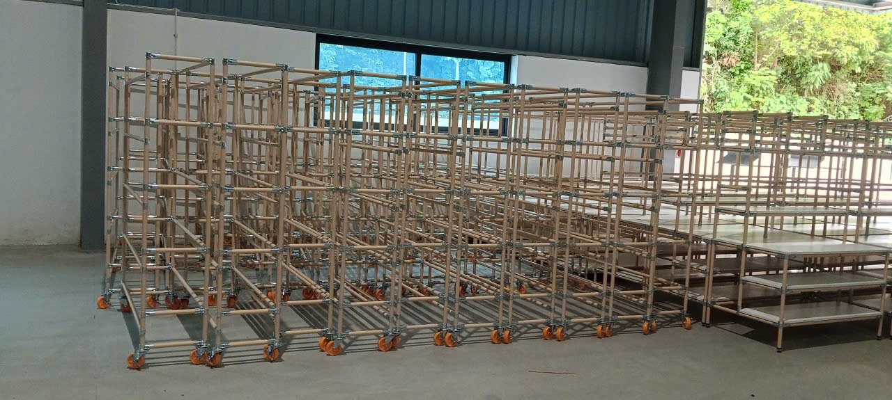 Trọn bộ bàn thao tác, bàn inox và xe đẩy cho kho thương mại điện tử 3.000 m²
