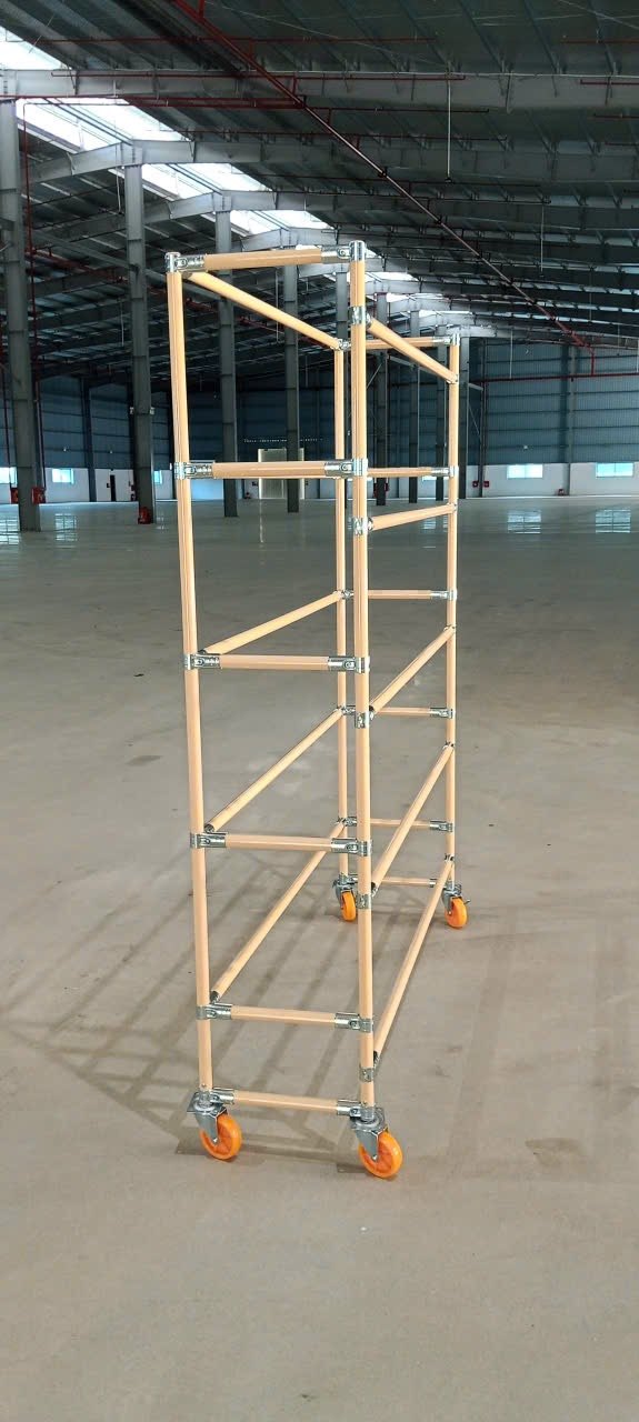 Trọn bộ bàn thao tác, bàn inox và xe đẩy cho kho thương mại điện tử 3.000 m²