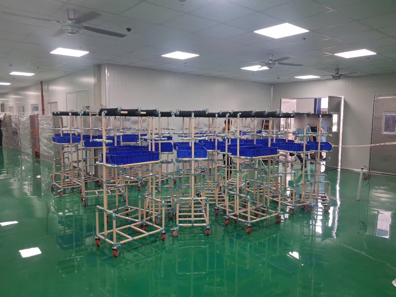 400 xe đẩy chuyên dụng ống thép bọc nhựa cho nhà máy vốn FDI Hoa Kỳ