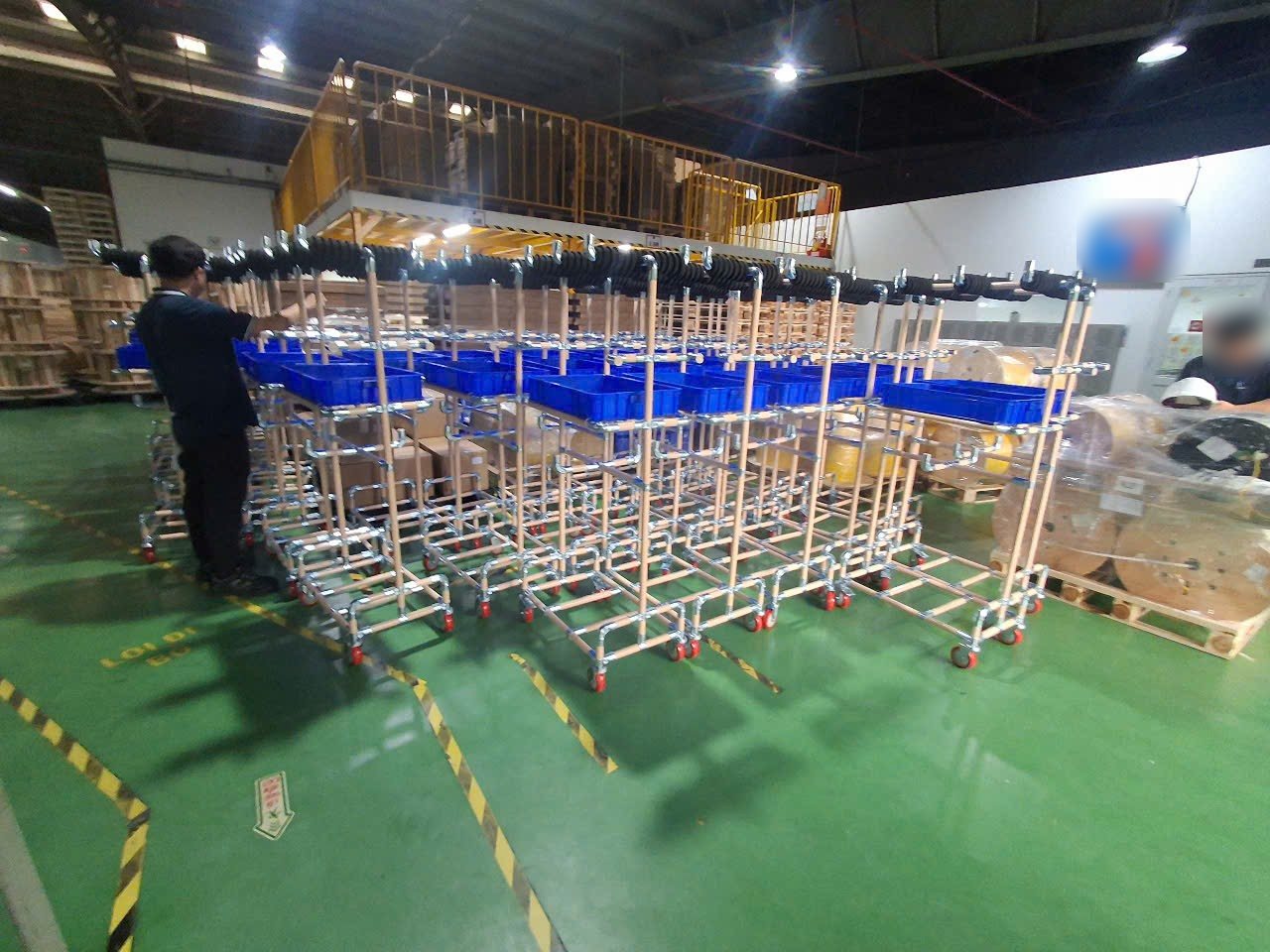 400 xe đẩy chuyên dụng ống thép bọc nhựa cho nhà máy vốn FDI Hoa Kỳ