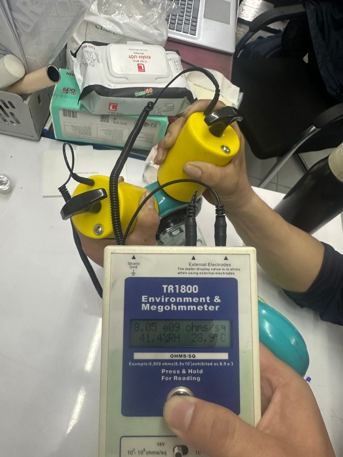 Đo điện trở bề mặt bánh xe chống tĩnh điện bằng máy TR1800, kết quả 8,05 x 10^9 ohm