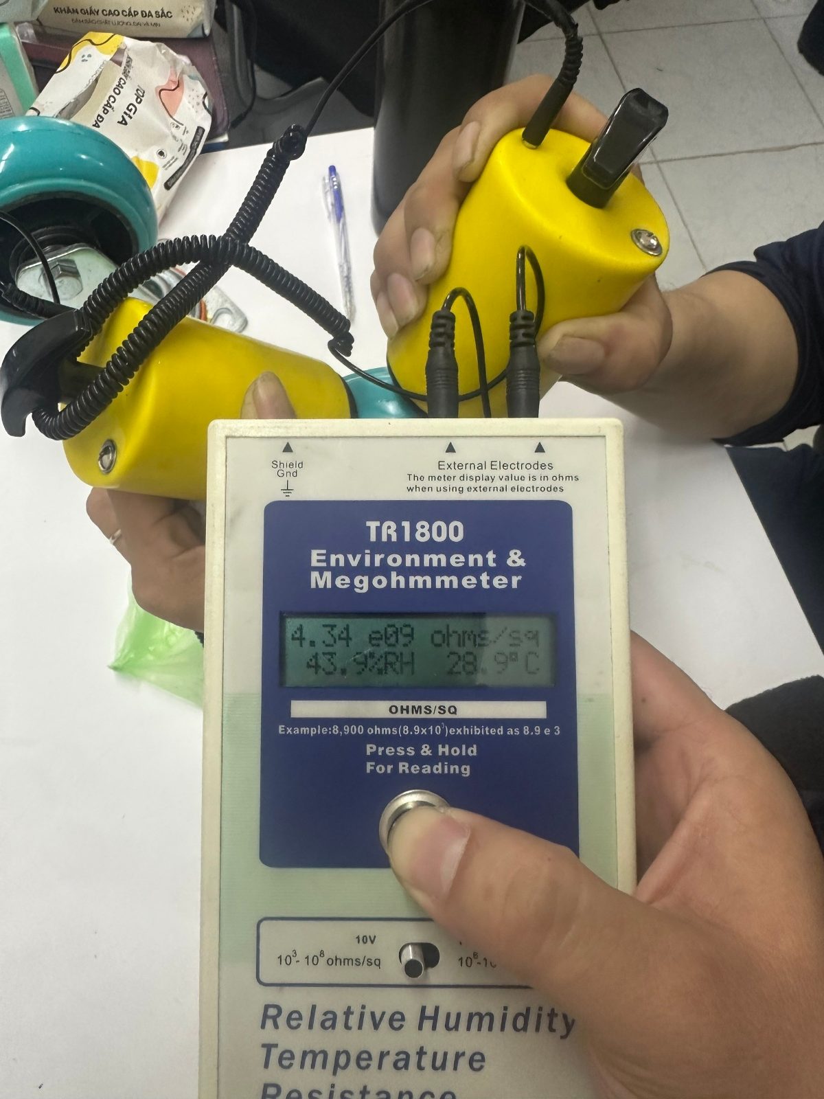Đo điện trở bề mặt bánh xe chống tĩnh điện bằng máy TR1800, kết quả 4,34 x 10^9 ohm